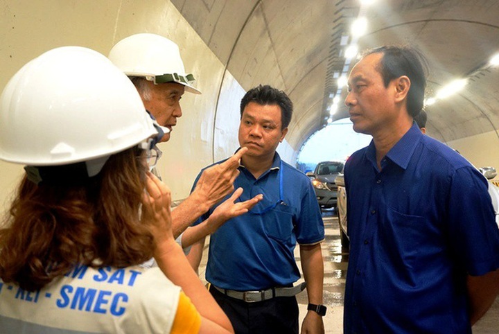 Tư vấn giám sát (thứ 2 từ trái sang) trao đổi với Thứ trưởng Lê Đình Thọ trên công trường