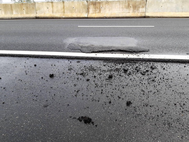 Những điểm bong tróc vừa xử lý đã bị đùn nhựa