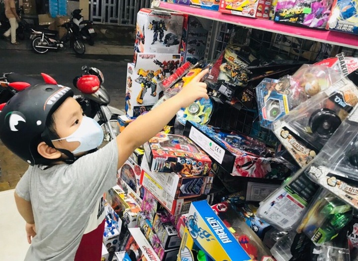 Cắt giảm đủ bề, vẫn đốt tiền triệu sắm đồ chơi cho con mùa dịch - 1