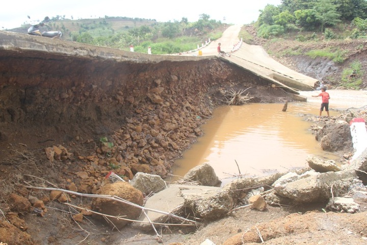 Cầu bị cuốn trôi, hồ sơ công trình cũng “thất lạc”? - 2