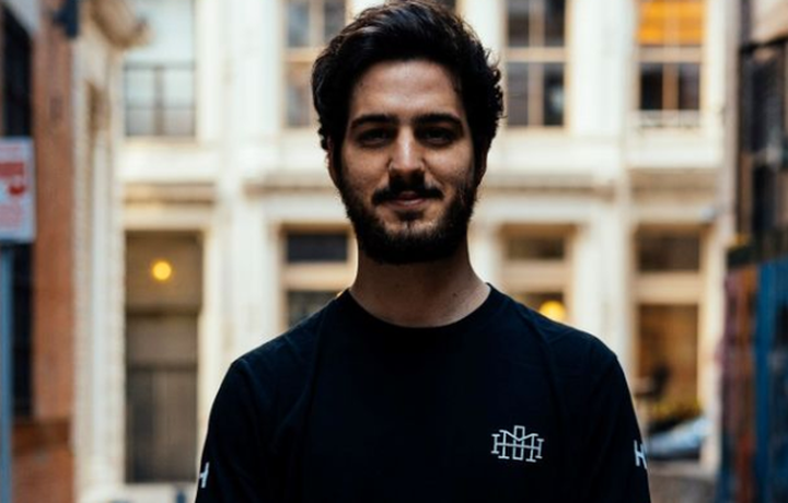 Chàng trai 24 tuổi kiếm hàng ngàn USD nhờ bán tranh từ… khối Rubik - 1