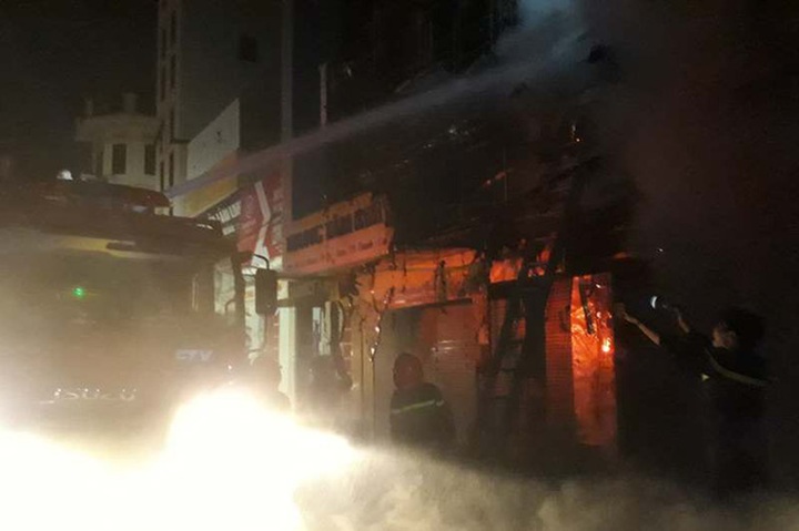 Lực lượng chức năng tổ chức chữa cháy