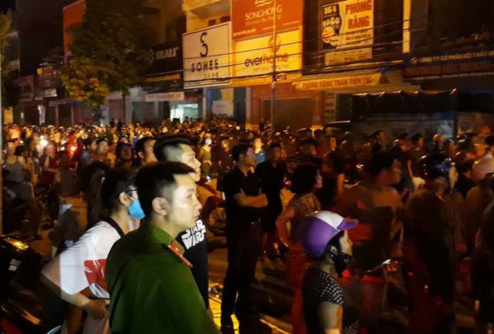 Hàng nghìn người dân tập trung gần hiện trường khiến cho đoạn đường bị ách tắc nghiêm trọng.