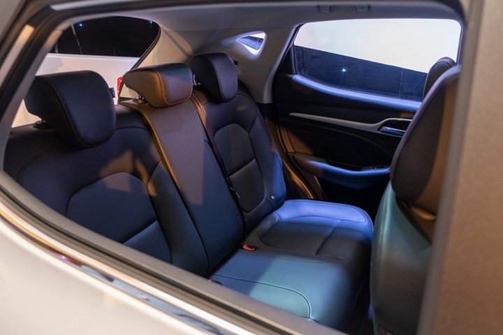 Chênh 100 triệu, MG ZS bản 2021 có gì để cạnh tranh Kia Seltos? - 8