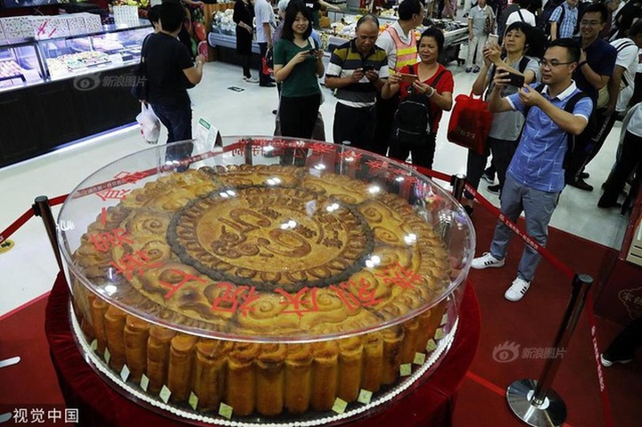 Choáng váng bánh trung thu siêu to khổng lồ kỷ lục 365 kg - 1
