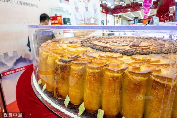 Choáng váng bánh trung thu siêu to khổng lồ kỷ lục 365 kg - 3