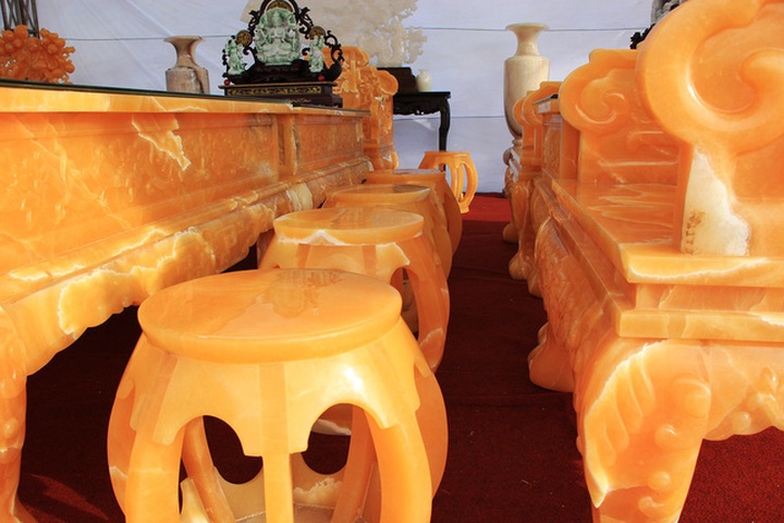 Bộ bàn ghế này gồm có 2 bàn, 4 ghế sofa và 12 đôn nhỏ.