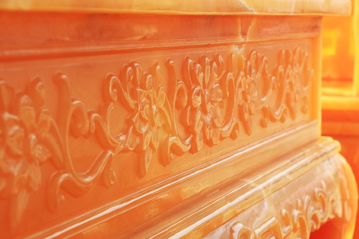 
Từng hoa văn điêu khắc được chăm chút tỉ mỉ, trau chuốt. Chủ nhân bộ bàn ghế cho biết thêm, toàn bộ số ngọc vật liệu trên đều là ngọc thiên nhiên được nhập khẩu trực tiếp từ Trung Mỹ và gần như không có sẵn. Khách hàng nếu muốn làm thì phải đặt trước khá lâu.
