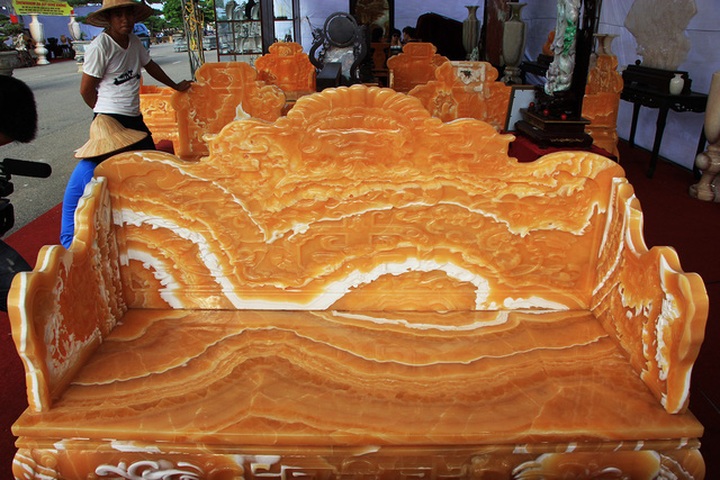 
Phần ghế dài được làm từ ngọc Hoàng Long với nhiều họa tiết cùng với vân ngọc trông rất thu hút và ấn tượng.
