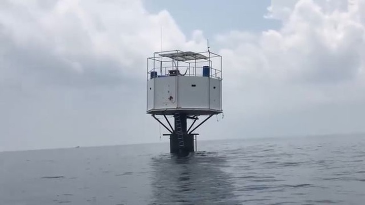 Chơi trội xây nhà nổi giữa biển Thái Lan, cặp đôi đối mặt với án tử hình - 1