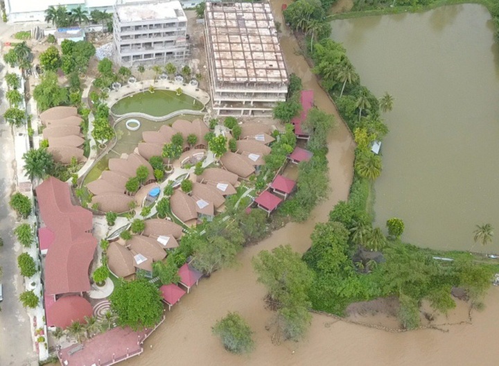 Toàn cảnh resort lấn đất vàng bờ sông mà đến nay ngành chức năng vẫn chưa xử lý