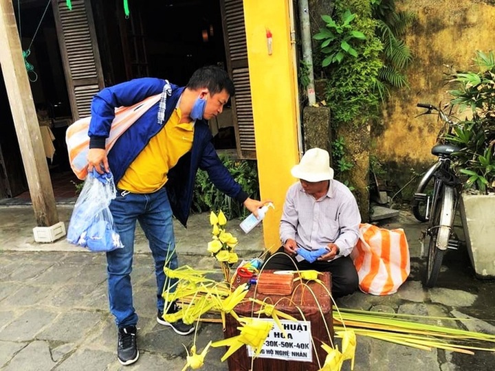 Chủ tiệm cà phê đi khắp Hội An phát khẩu trang miễn phí - 2