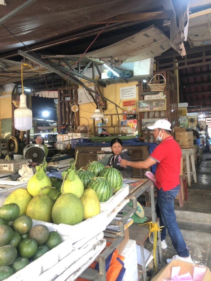 Chủ tiệm cà phê đi khắp Hội An phát khẩu trang miễn phí - 3