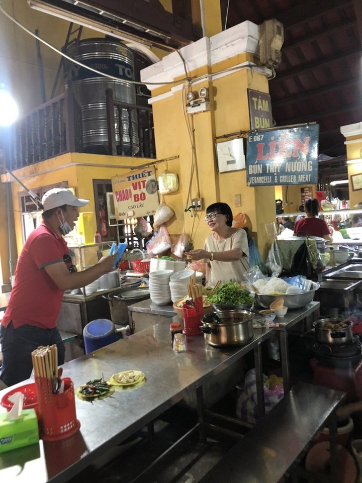 Chủ tiệm cà phê đi khắp Hội An phát khẩu trang miễn phí - 4