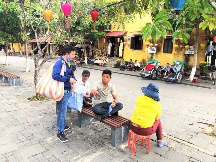 Chủ tiệm cà phê đi khắp Hội An phát khẩu trang miễn phí - 5