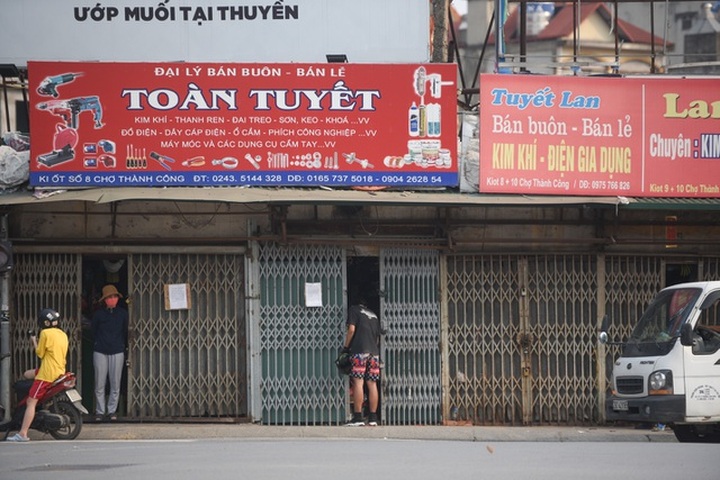 Chưa hết cách ly xã hội, nhiều cửa hàng kinh doanh vẫn mở cửa - 1