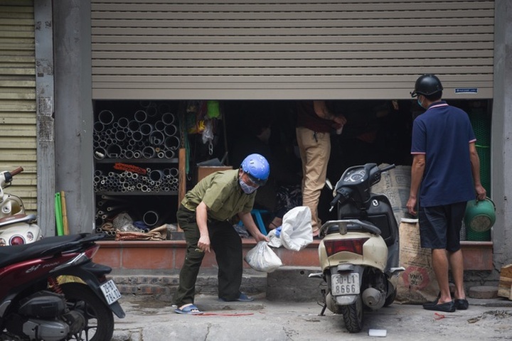 Chưa hết cách ly xã hội, nhiều cửa hàng kinh doanh vẫn mở cửa - 3