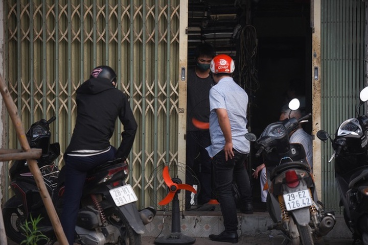 Chưa hết cách ly xã hội, nhiều cửa hàng kinh doanh vẫn mở cửa - 7