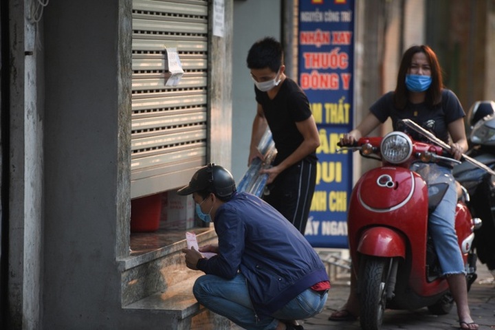 Chưa hết cách ly xã hội, nhiều cửa hàng kinh doanh vẫn mở cửa - 8