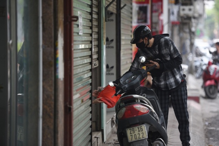 Chưa hết cách ly xã hội, nhiều cửa hàng kinh doanh vẫn mở cửa - 9