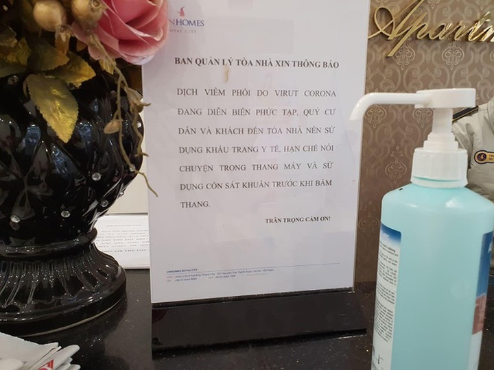 Chung cư Hà Nội treo cảnh báo, phục vụ nước rửa tay miễn phí chống dịch corona - 1