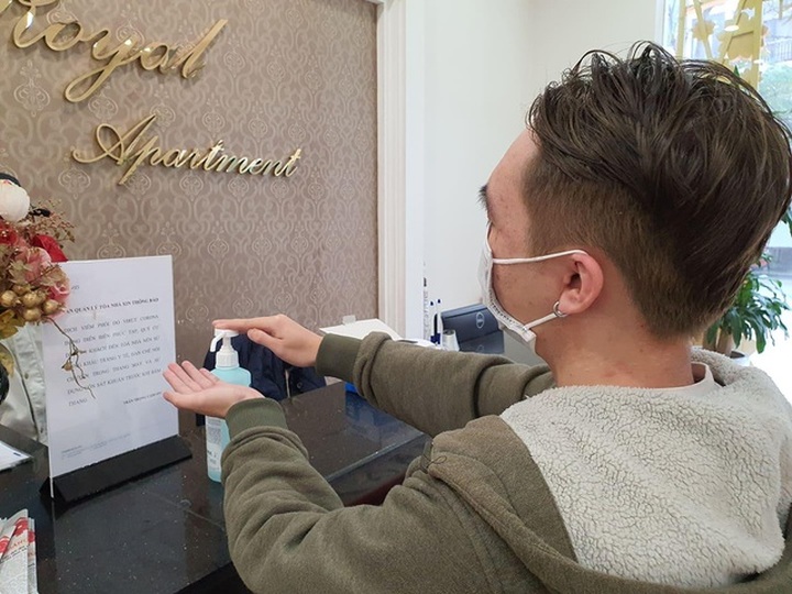 Chung cư Hà Nội treo cảnh báo, phục vụ nước rửa tay miễn phí chống dịch corona - 2