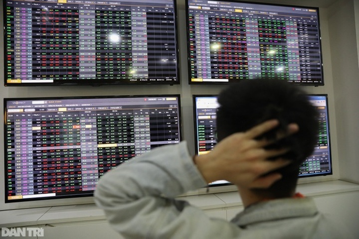 Chứng khoán tuần mới: Nên ôm chặt, chốt lời hay mua gia tăng cổ phiếu? - 1