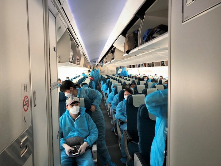 Chuyến bay đầu tiên đón hơn 300 người Việt tại vùng dịch Hàn Quốc về nước - 3
