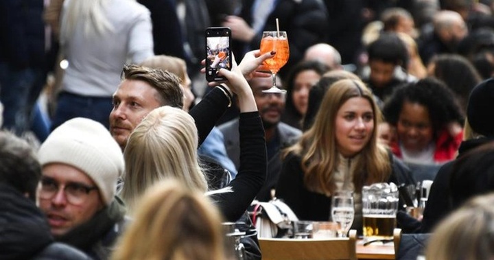 Chuyên gia lý giải hiện tượng ca Covid-19 ở Anh giảm sau khi thả cửa - 1