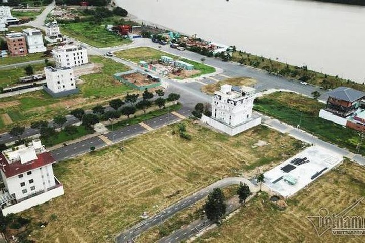 Chuyện lạ ở TP.HCM: Nơi giá đất 300 triệu đồng/m2, biệt thự xây dở không người ở - 1