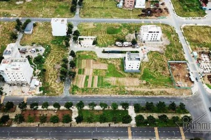 Chuyện lạ ở TP.HCM: Nơi giá đất 300 triệu đồng/m2, biệt thự xây dở không người ở - 2