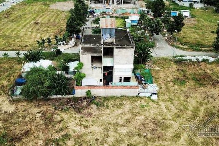 Chuyện lạ ở TP.HCM: Nơi giá đất 300 triệu đồng/m2, biệt thự xây dở không người ở - 3