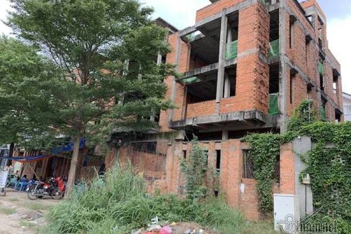 Chuyện lạ ở TP.HCM: Nơi giá đất 300 triệu đồng/m2, biệt thự xây dở không người ở - 4