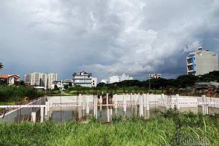 Chuyện lạ ở TP.HCM: Nơi giá đất 300 triệu đồng/m2, biệt thự xây dở không người ở - 5