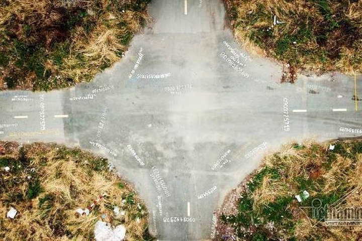 Chuyện lạ ở TP.HCM: Nơi giá đất 300 triệu đồng/m2, biệt thự xây dở không người ở - 7