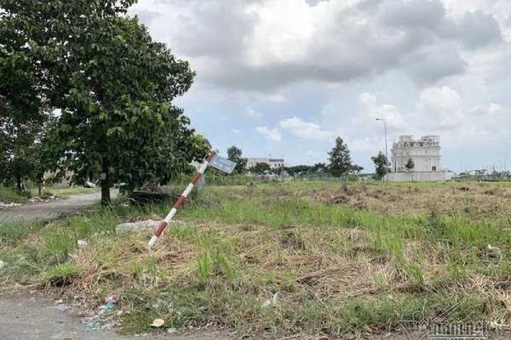 Chuyện lạ ở TP.HCM: Nơi giá đất 300 triệu đồng/m2, biệt thự xây dở không người ở - 9