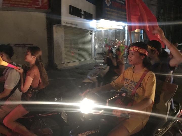 Nhiều bạn trẻ háo hức ra đường