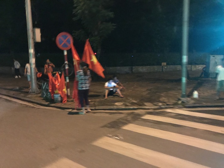 Cờ còn ế khá nhiều, dù đã là giữa đêm