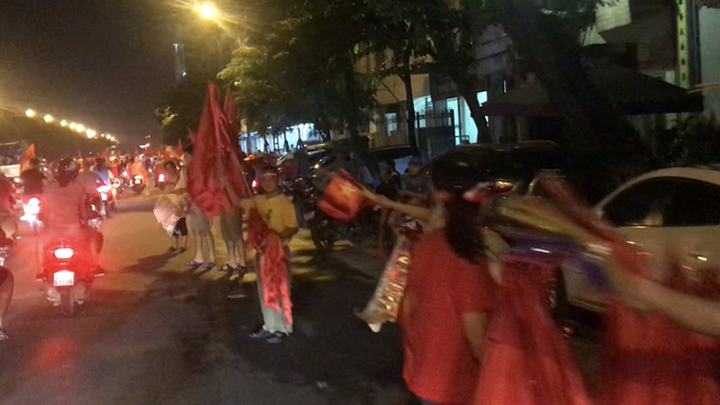 Ngay ở cửa ngõ thủ đô, các phụ kiện đi bão đã được bán rất nhiều