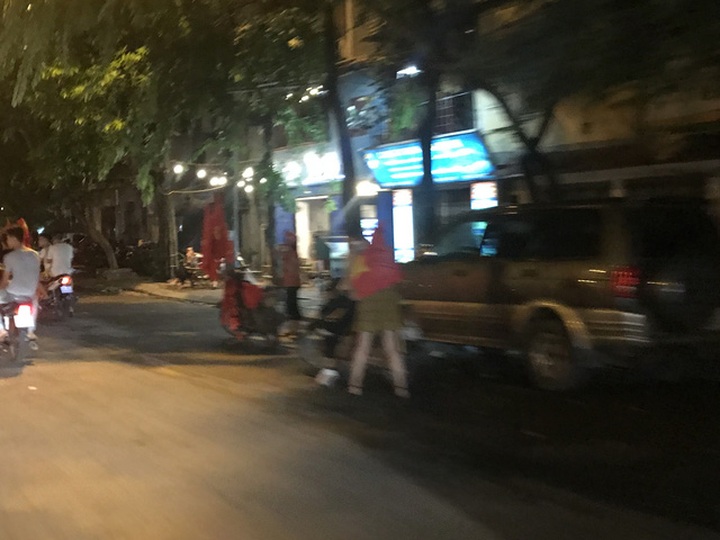 Hiu hắt 1 góc chờ khách mua cờ