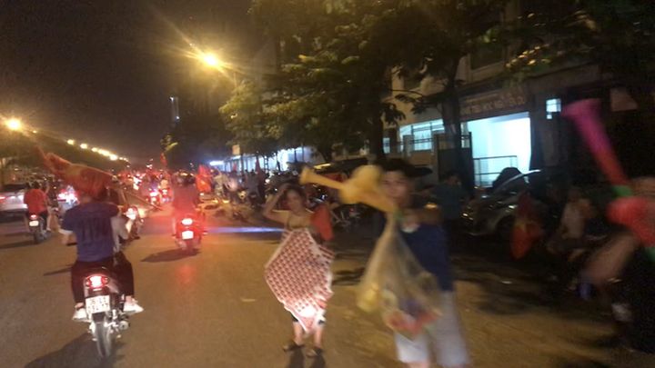 Chào mời khách đi bão mua đồ