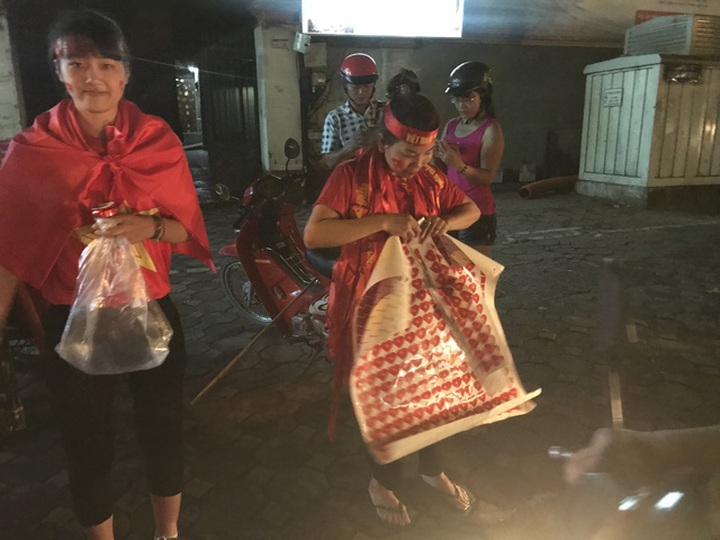 Người bán này vẫn còn quá nhiều sticker và băng rôn dù đây đã lúc mọi người chuẩn bị ra về