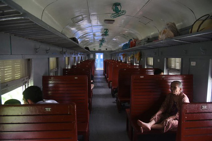 
Những chuyến tàu vắng khách, đường sắt vẫn phải chạy
