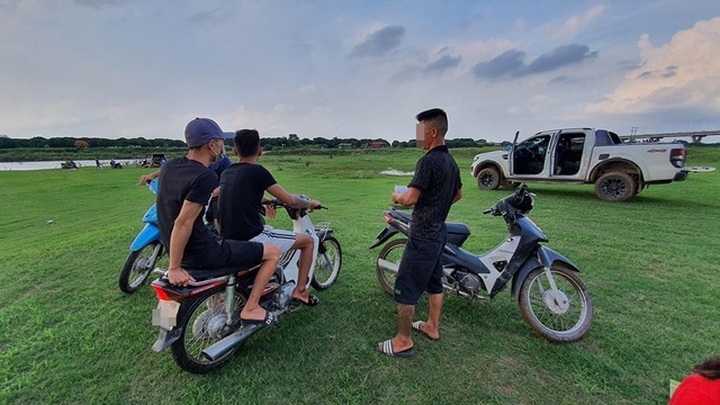 Có hay không khoản “phí lạ” trên bãi sông Hồng? - 1