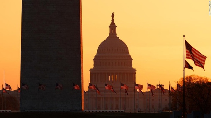 Có một “cuộc chiến” phân phối “núi tiền” cứu trợ khổng lồ tại Mỹ - 1