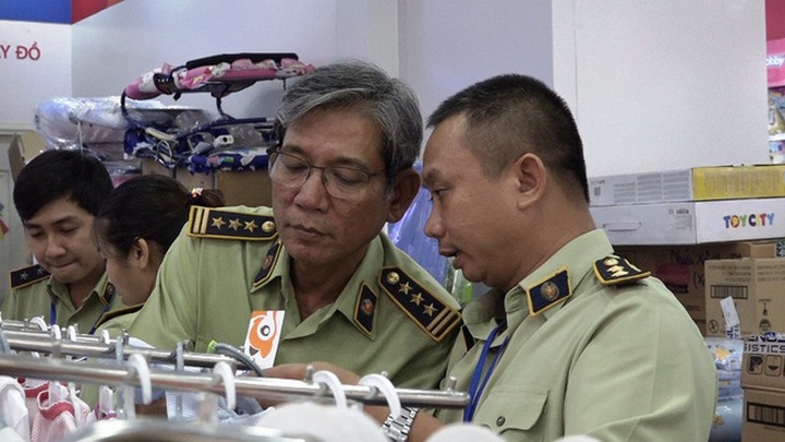 Ông Nguyễn Văn Bách, Phó Chi Cục trưởng Chi Cục Quản lý thị trường TPHCM đi kiểm tra các cửa hàng của hệ thống Con Cưng.