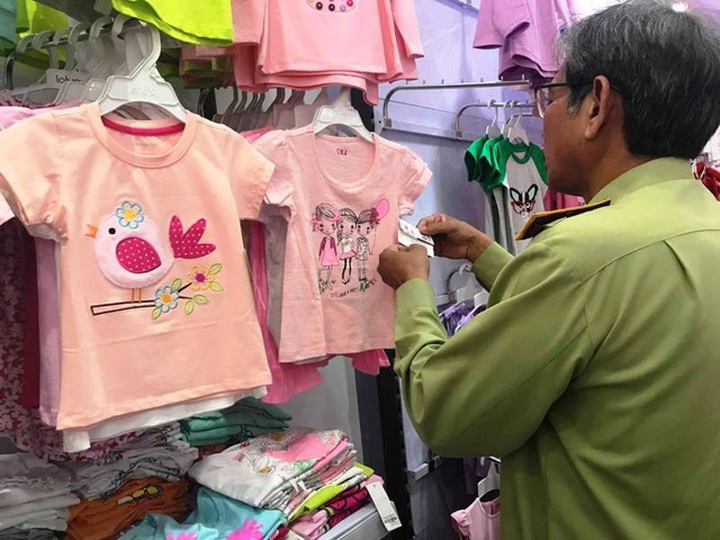 Lực lượng chức năng kiểm tra tại hàng loạt cửa hàng của Con Cưng và phát hiện nhiều sản phẩm có dấu hiệu vi phạm. Các sản phẩm này đã bị tạm giữ để làm rõ.