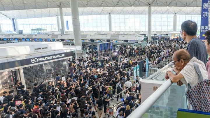 Cơn địa chấn Hong Kong, người dân hoảng loạn gom tiền mặt - 1