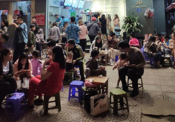 Cơn sốt mới tràn về Hà Nội, ghế nhựa vỉa hè lại 1 lần đổi vận - 3