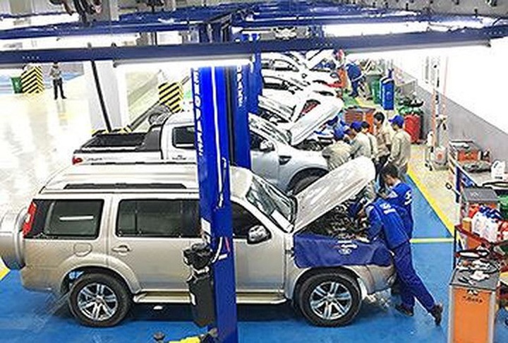 
Công nhân một doanh nghiệp FDI đang kiểm tra kỹ thuật xe
